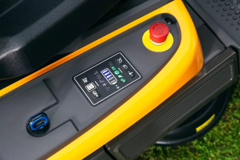 Zestaw promocyjny Traktor akumulatorowy STIGA Swift 372e 3x5 Ah + podwójna szybka ładowarka Zestaw promocyjny Traktor akumulatorowy STIGA Swift 372e 3x5 Ah + podwójna szybka ładowarka