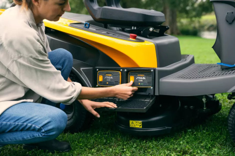 Zestaw promocyjny Traktor akumulatorowy STIGA Swift 372e 3x5 Ah + podwójna szybka ładowarka Zestaw promocyjny Traktor akumulatorowy STIGA Swift 372e 3x5 Ah + podwójna szybka ładowarka